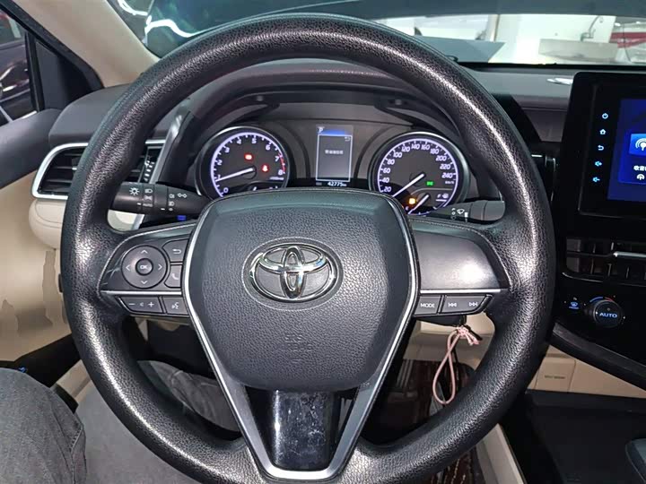 Фото 11 - Toyota Camry