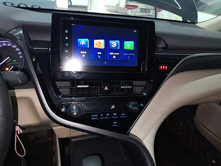 Фото 13 - Toyota Camry