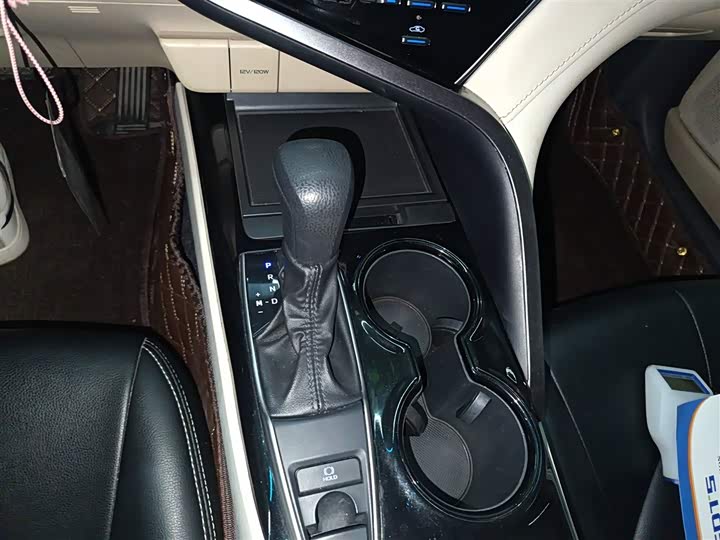 Фото 14 - Toyota Camry