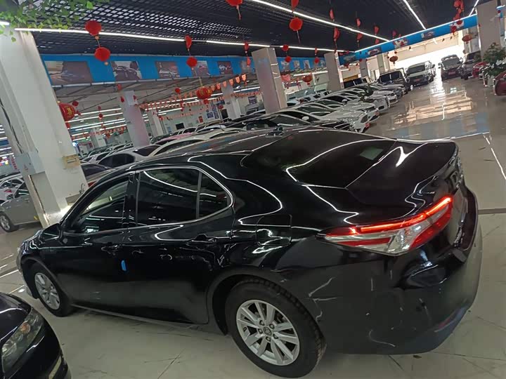 Фото 5 - Toyota Camry