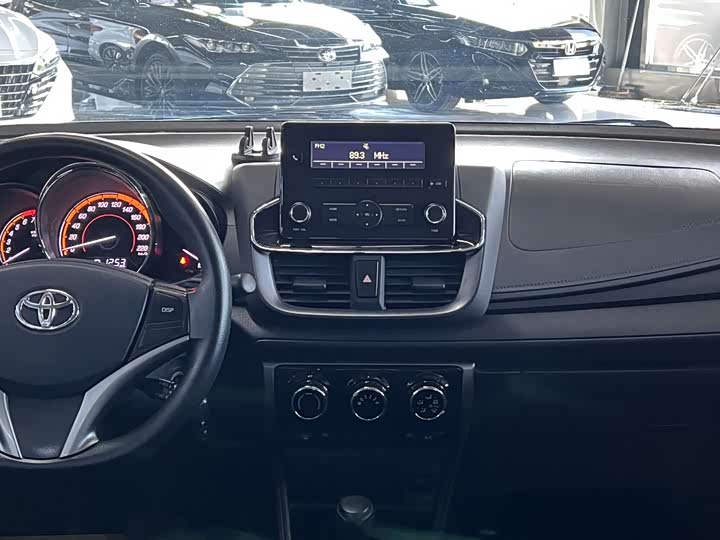 Фото 11 - Toyota Yaris L Hatchback