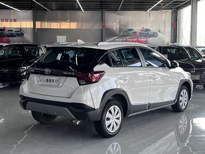 Фото 12 - Toyota Yaris L Hatchback