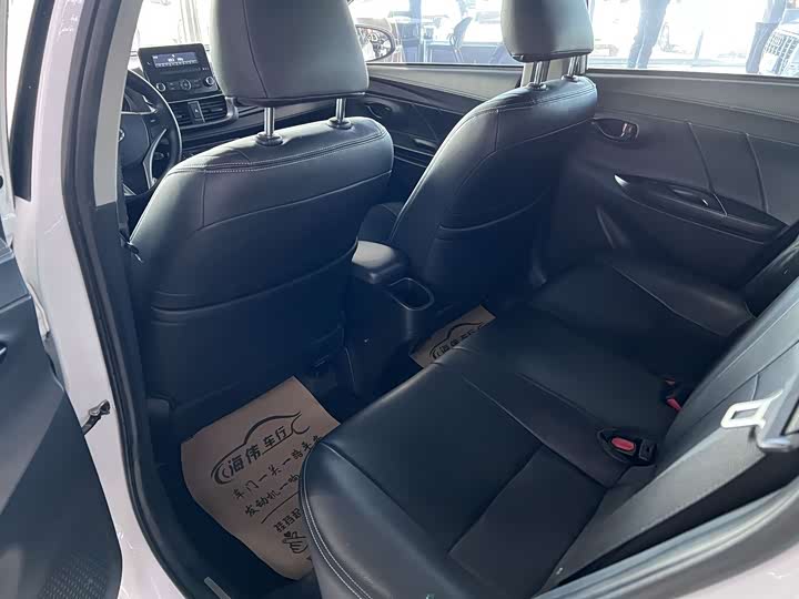 Фото 3 - Toyota Yaris L Hatchback