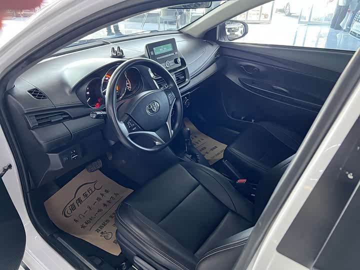 Фото 6 - Toyota Yaris L Hatchback