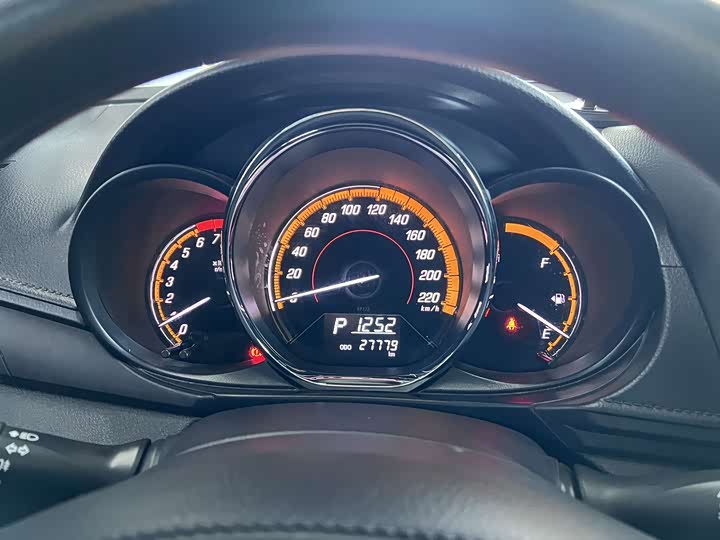 Фото 9 - Toyota Yaris L Hatchback