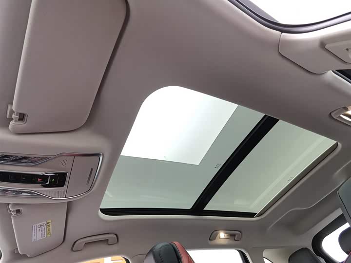 Фото 14 - Hongqi HS3