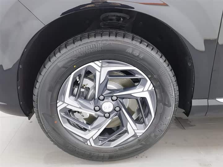 Фото 17 - Hongqi HS3