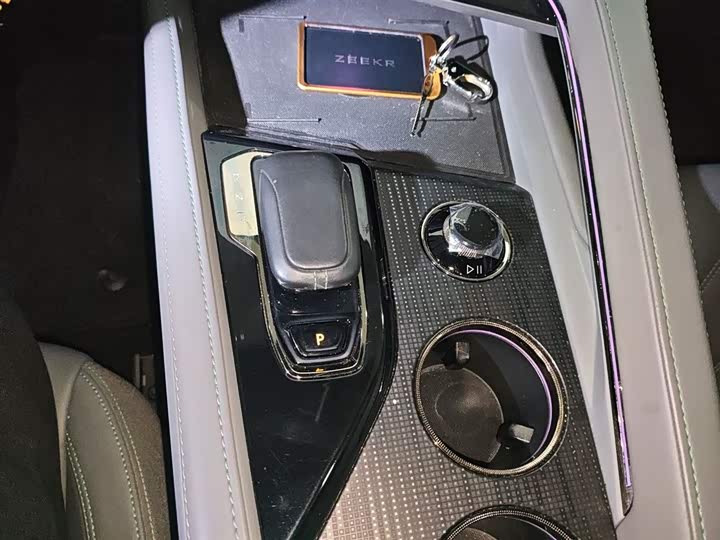 Фото 14 - Zeekr 001