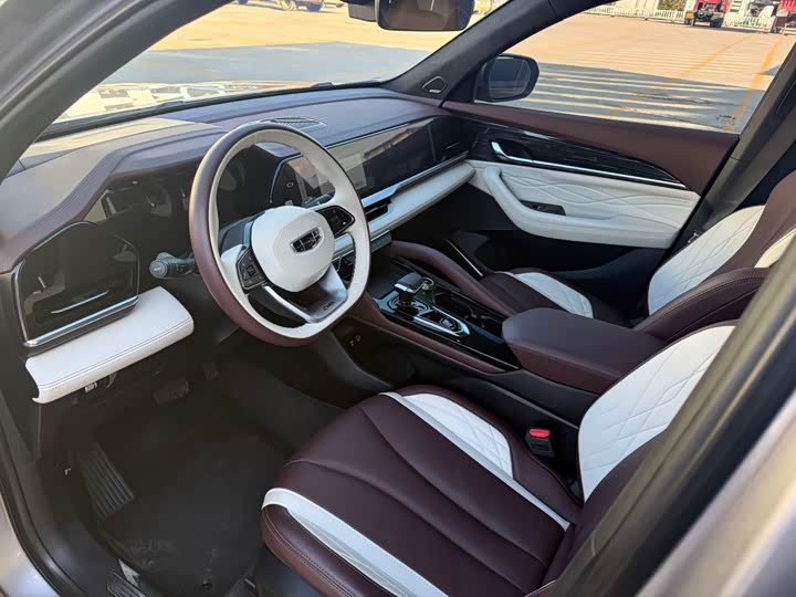 Фото 10 - Geely Monjaro