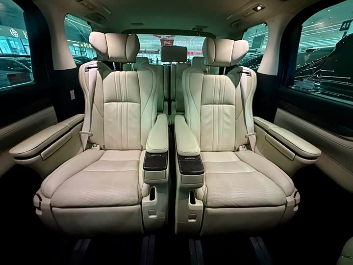 Фото 8 - Toyota Vellfire