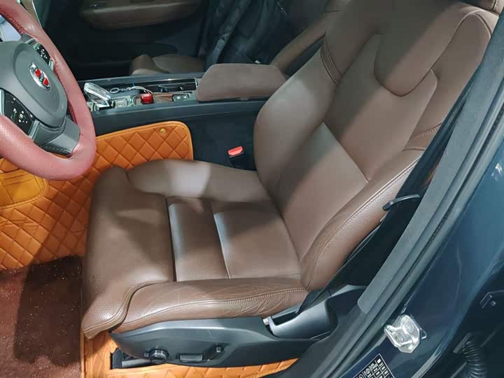 Фото 15 - Volvo XC60