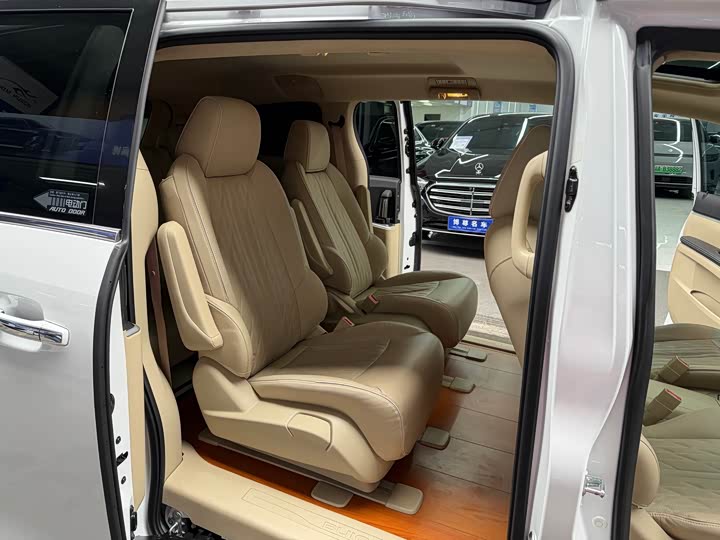 Фото 10 - Buick GL8 ES