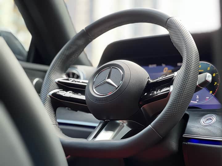 Фото 16 - Mercedes-Benz E-Class