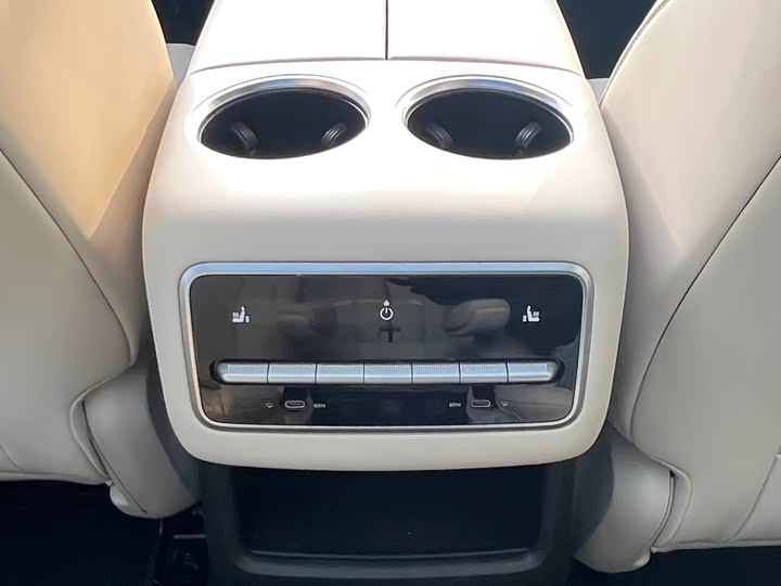 Фото 16 - LiXiang L8