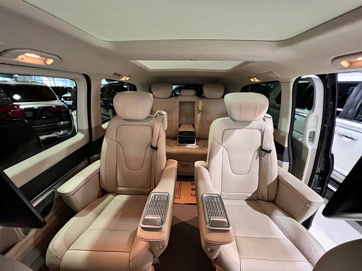 Фото 14 - Mercedes-Benz V-Class