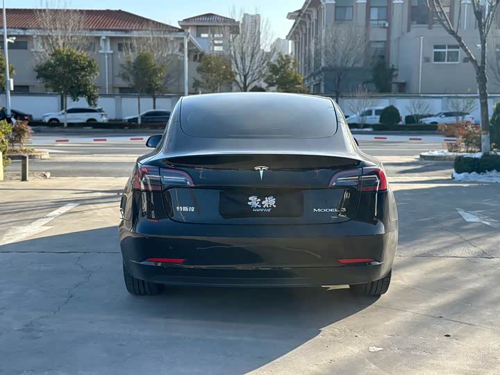 Фото 4 - Tesla Model 3