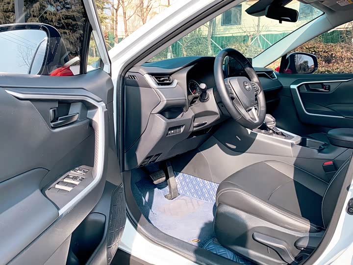 Фото 10 - Toyota RAV4