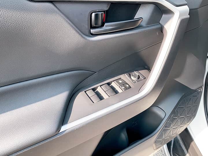 Фото 11 - Toyota RAV4