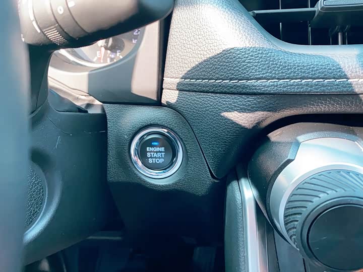 Фото 16 - Toyota RAV4