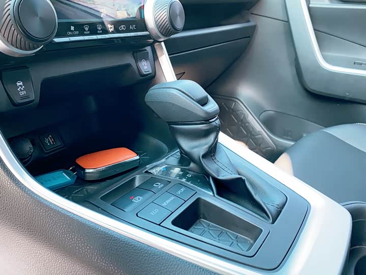 Фото 17 - Toyota RAV4