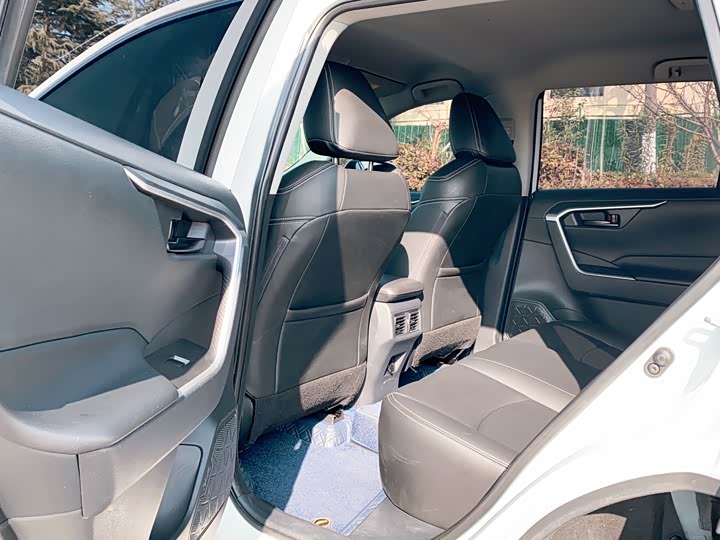 Фото 18 - Toyota RAV4