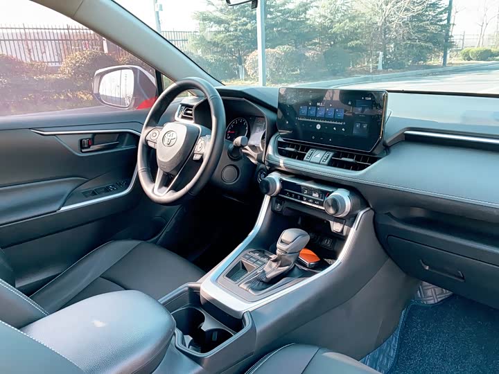 Фото 26 - Toyota RAV4