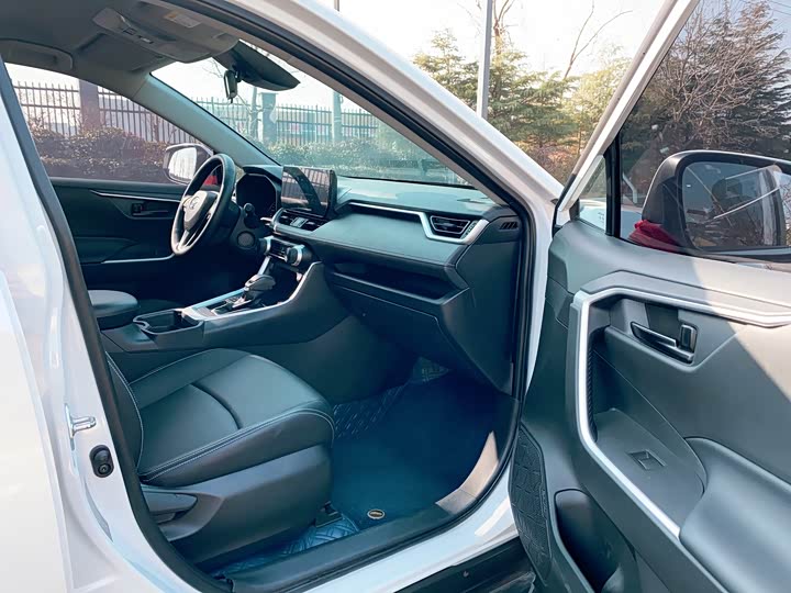 Фото 27 - Toyota RAV4