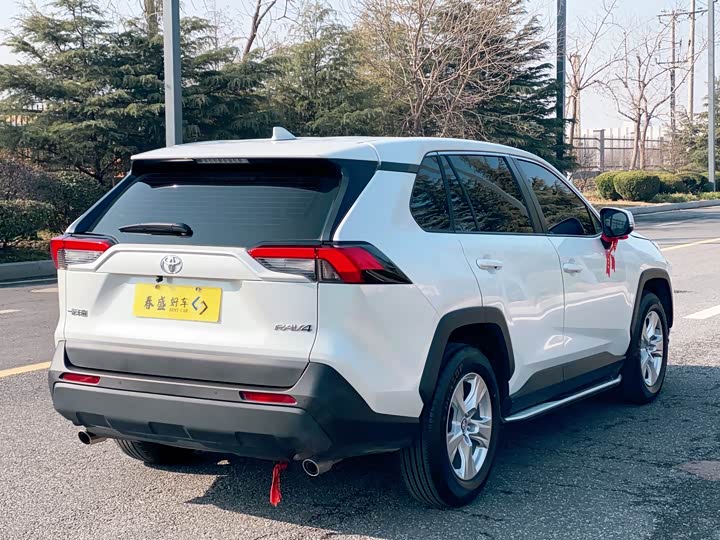 Фото 5 - Toyota RAV4