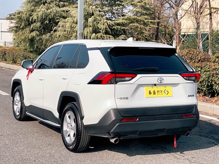 Фото 7 - Toyota RAV4