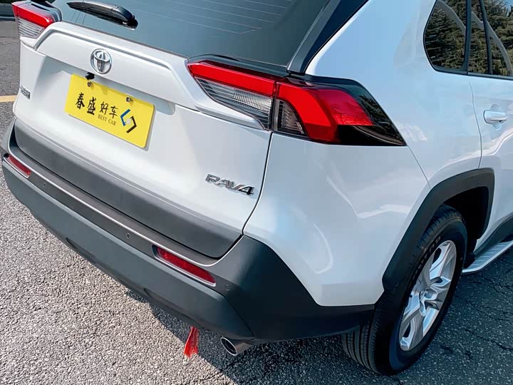 Фото 8 - Toyota RAV4