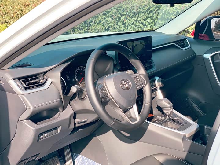 Фото 9 - Toyota RAV4