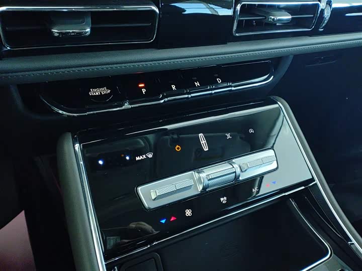 Фото 14 - Lincoln Aviator