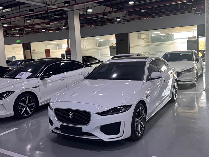 Фото 1 - Jaguar XE L