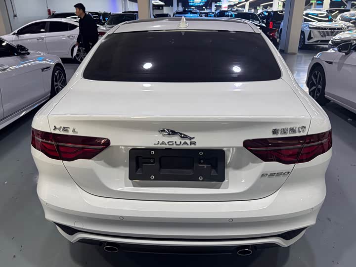 Фото 17 - Jaguar XE L