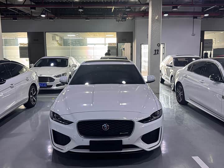 Фото 2 - Jaguar XE L