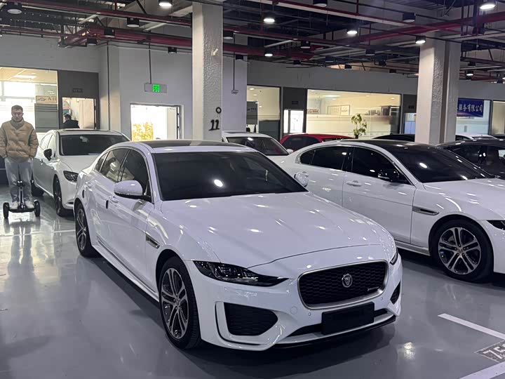 Фото 3 - Jaguar XE L