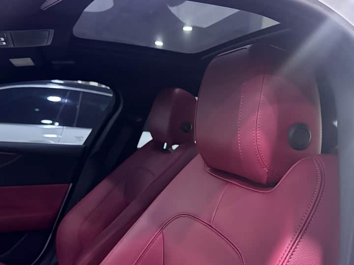 Фото 9 - Jaguar XE L