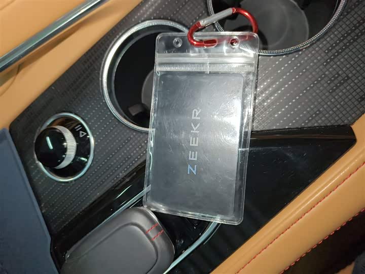 Фото 9 - Zeekr 001