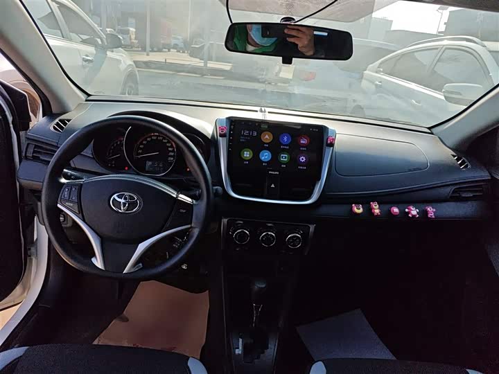 Фото 10 - Toyota Yaris L Hatchback