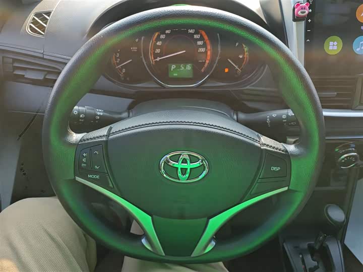 Фото 11 - Toyota Yaris L Hatchback