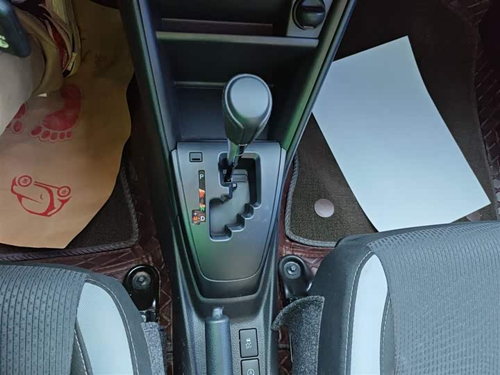 Фото 14 - Toyota Yaris L Hatchback