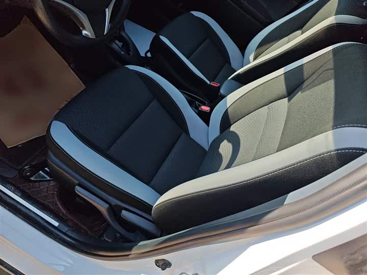 Фото 15 - Toyota Yaris L Hatchback