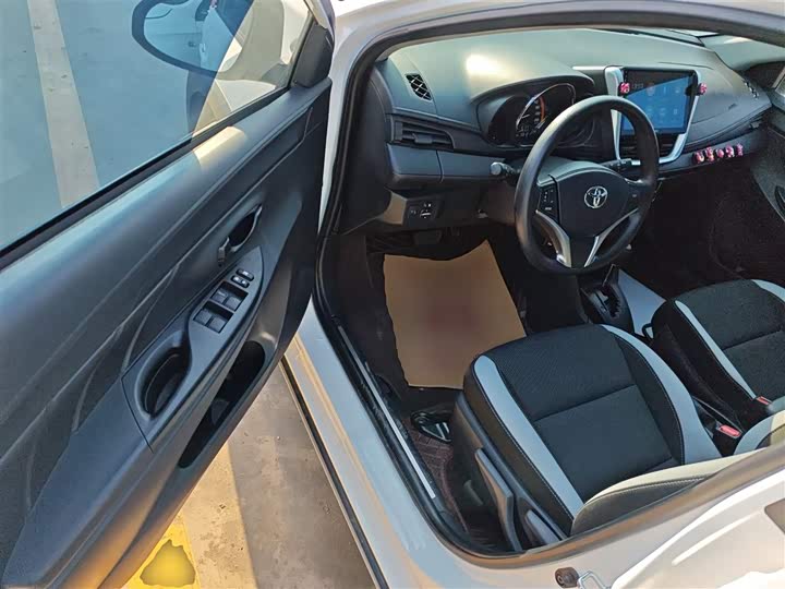 Фото 16 - Toyota Yaris L Hatchback