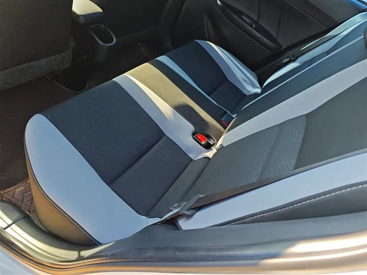 Фото 17 - Toyota Yaris L Hatchback