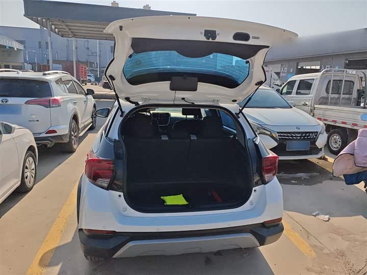 Фото 19 - Toyota Yaris L Hatchback