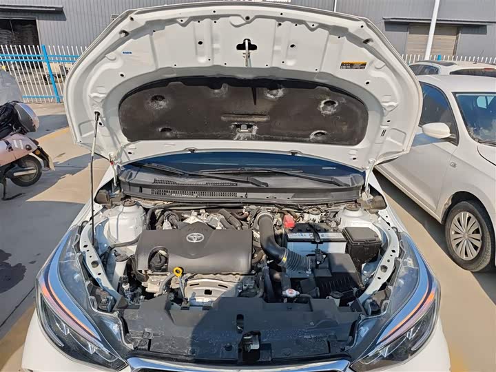 Фото 20 - Toyota Yaris L Hatchback