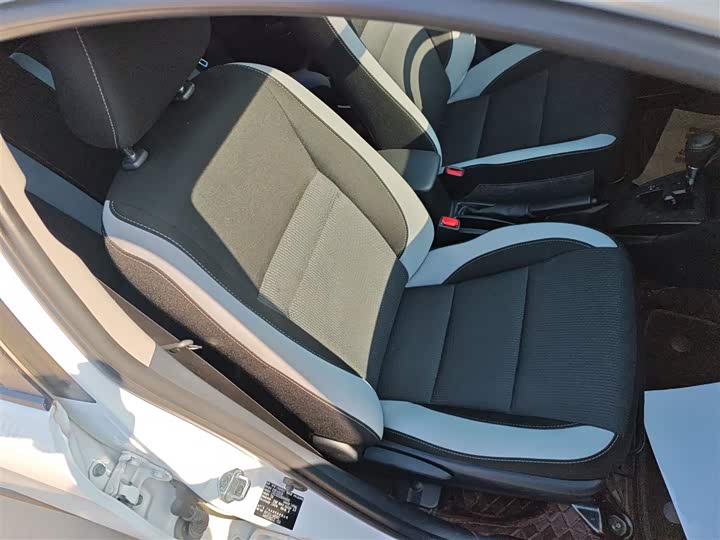 Фото 25 - Toyota Yaris L Hatchback