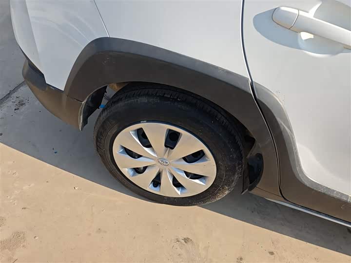 Фото 26 - Toyota Yaris L Hatchback