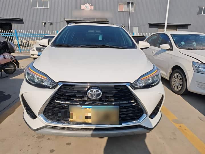 Фото 3 - Toyota Yaris L Hatchback