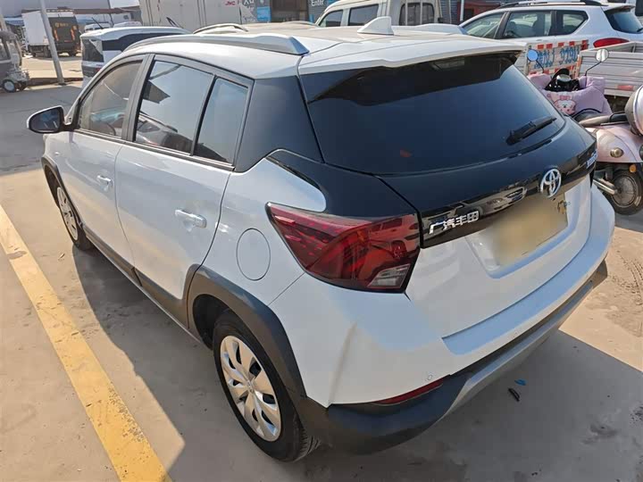 Фото 5 - Toyota Yaris L Hatchback